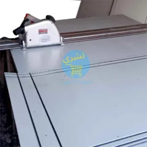 Vue d'ensemble de la Fraiseuse Alucobond Crown réalisant le rainurage en V sur une plaque d'Alucobond