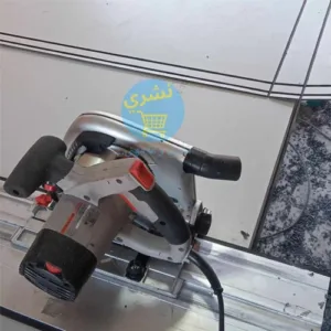 Vue de près du moteur de la Fraiseuse Alucobond Crown sur le guide, rainurant le panneau composite