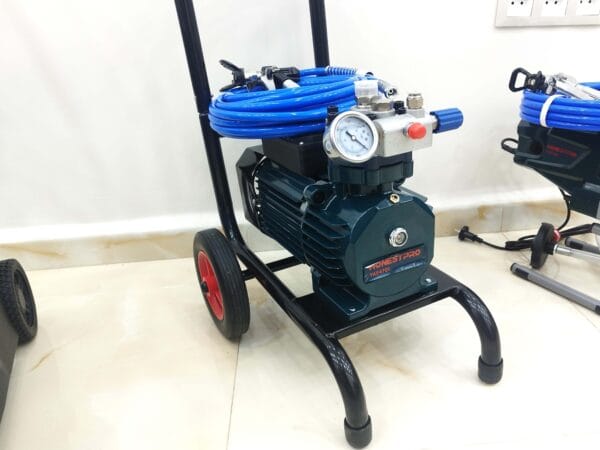 Pulvérisateur airless professionnel Honestpro 3000w en action - Machine à peinture haute performance avec pistolet et flexible pour murs parfaits