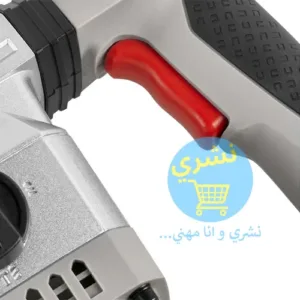 Gros plan sur la gâchette rouge et la poignée ergonomique, assurant le confort et le contrôle pendant l'utilisation.