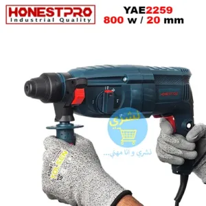 Vue latérale du marteau perforateur HonestPro 800W tenu par un utilisateur portant des gants de protection.