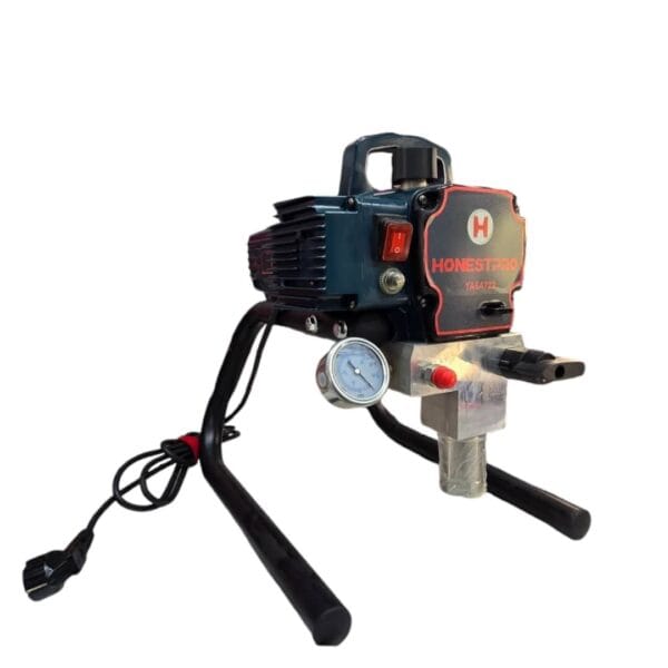 Pulvérisateur airless Honestpro 1200w en action, projetant de la peinture de manière uniforme sur un mur blanc. L’appareil est compact avec une poignée ergonomique pour un usage facile.