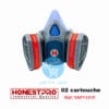 Masque anti-poussière Honestpro avec cartouches filtrantes, posé sur un chantier de construction. Élastique ajustable et valves respiratoires visibles