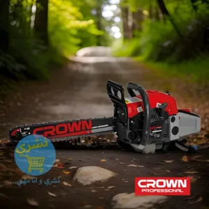 Tronçonneuse Crown CT20102-20 en action dans un environnement forestier, soulignant son usage professionnel pour le bûcheronnage.