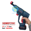 nettoyeur haute pression 21v 70 bar YAE4956 avec batterie, chargeur et accessoires en action dans en Main humaine