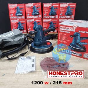 Ponceuse murale électrique HonestPro bleue de 1200W et 215mm, avec son sac de collecte de poussière, son tuyau d'aspiration, des disques de ponçage, et sa documentation, sur fond de cartons d'emballage rouges "Drywall Sander".
