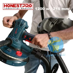 Un homme tenant une ponceuse murale HonestPro yae2803 1200W et 215mm de couleur bleue, avec le sac de collecte de poussière et le tuyau d'aspiration attachés, mettant en avant la "Qualité Industrielle" de l'outil.