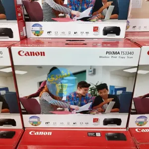 Pile de boîtes de l'imprimante Canon TS3340, confirmant la disponibilité.