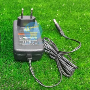 Détail du chargeur visseuse 14.4 v Crown, avec les spécifications techniques du chargeur batterie 14.4 volts.