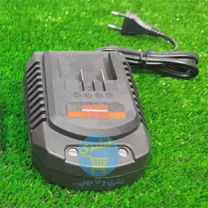 Détail de la station de chargeur 24 volts Crown. Vérifiez les voyants et le connecteur de charge.