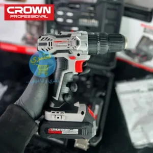 Visseuse Perceuse à Percussion 20 V avec 29 Accessoires crown ct21102h en Main d'une personne, derrière il ya sa valise ouverte avec tout les composant avec logo necheri et logo Crown originaux