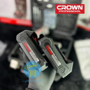 image de deux batteries en main humaine de la Visseuse Perceuse à Percussion 20 V avec 29 Accessoires Crown CT2112H-29 avec logo necheri et logo Crown originaux