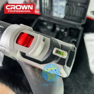 vue du haut sur la Visseuse Perceuse à Percussion 20 V avec 29 Accessoires Crown CT2112H-29 qui montre son niveau a bulle d'air sur la visseuse, avec logo necheri et logo Crown originaux sur un fon Blanc