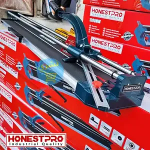 Coupeuse 120 Cm Honestpro YAF0385 sur une pile d'emballage de même produit carton rouge avec logo du fabricant Honestpro et le Logo du site eCommerce Necheri, sur un Fond Blanc