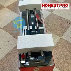 vue de haut sur la Coupeuse 120 Cm Honestpro YAF0385 sur son d'emballage en carton rouge avec logo du fabricant Honestpro et le Logo du site eCommerce Necheri, sur un Fond Blanc