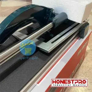 vue de coté en montrant les rails de la Coupeuse 120 Cm Honestpro YAF0385 sur son d'emballage en carton rouge avec logo du fabricant Honestpro et le Logo du site eCommerce Necheri, sur un Fond Blanc