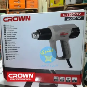Boite d'emballage du Décapeur Thermique Pistolet Air Chaud 2000 W Crown CT19007 avec référence et caractéristique ainsi que le logo officielle du fabricant Crown et le logo du site Ecommerce distributeur de produit, Necheri (نشري) sur un Fond Blanc