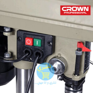 Vue rapproché sur le Bouton d'allumage de la Perceuse a Colonne 350w 13mm Crown CT32014 avec logo de marque crown et le logo du site necheri tout ca sur un fond blanc