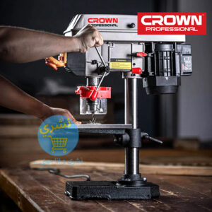 Perceuse a Colonne 350w 13mm Crown CT32014 en action entrain de percer un métal sur un établie en Bois avec logo de marque crown et le logo du site necheri