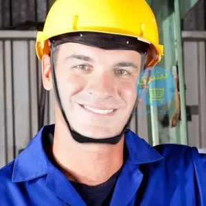 image montre un professionnel avec un casque jaune et le masque antipoussière de protection Facial Réutilisable avec sangle réglable avec le Logo officiel du site Necheri