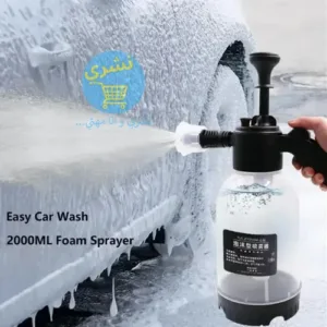 pulvérisateur mousse voiture 2L en action de pulvarisation de mousse sur une voiture avec logo du site Ecommerce distributeur de produit, Necheri (نشري) sur un Fond Blanc